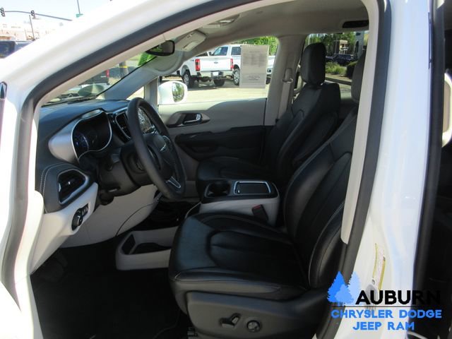 Used 2022 Chrysler Pacifica Touring-L image 12