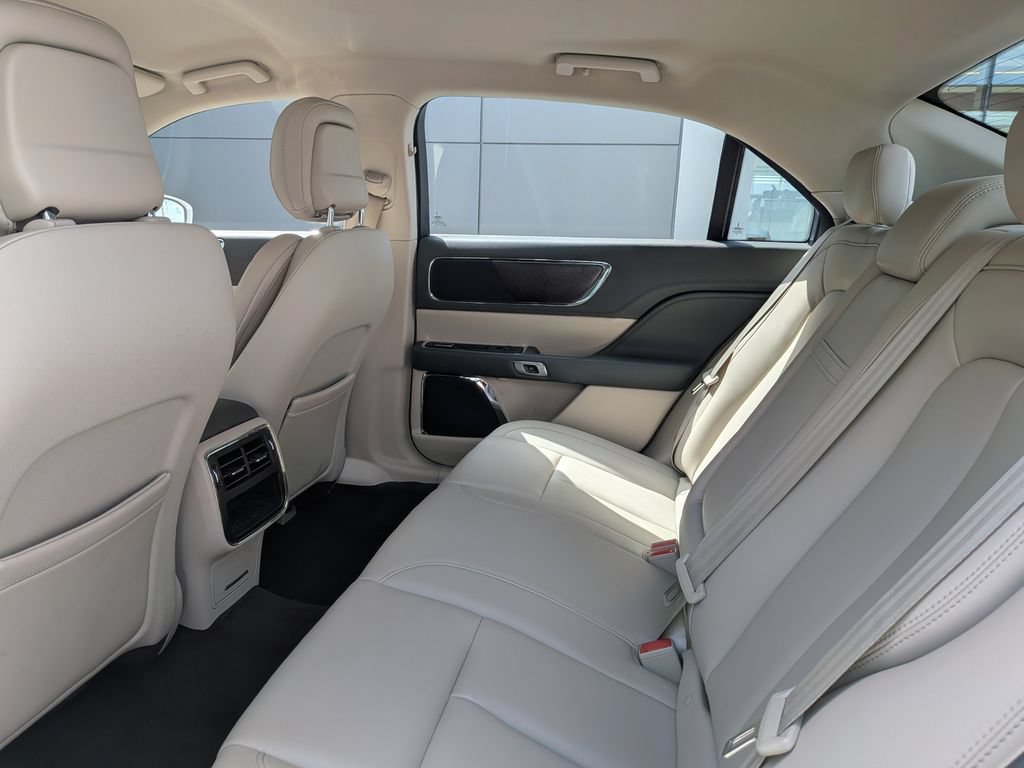 Used 2019 Lincoln Continental Premiere FWD image 14