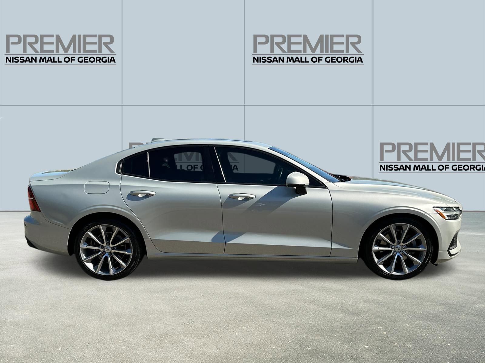 Used 2019 Volvo S60 T5 Momentum w/ Multimedia Package FWD image 4