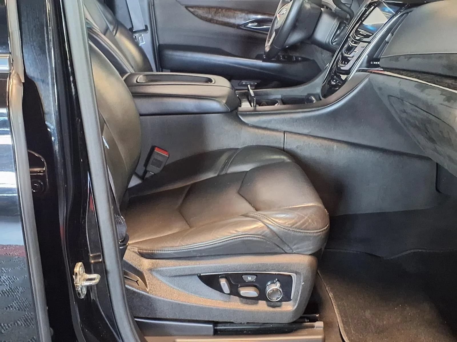 Used 2015 Cadillac Escalade ESV Platinum AWD/4WD image 16