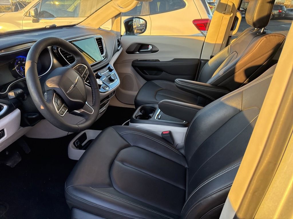 Used 2024 Chrysler Pacifica Touring-L w/ Uconnect Theater Family Group image 14