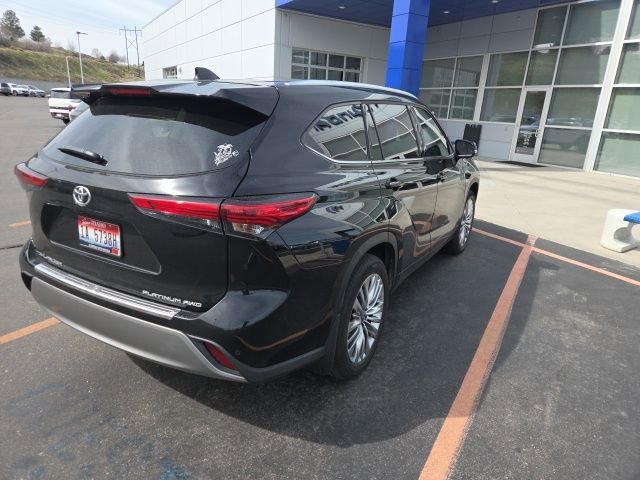 Used 2023 Toyota Highlander Platinum image 3