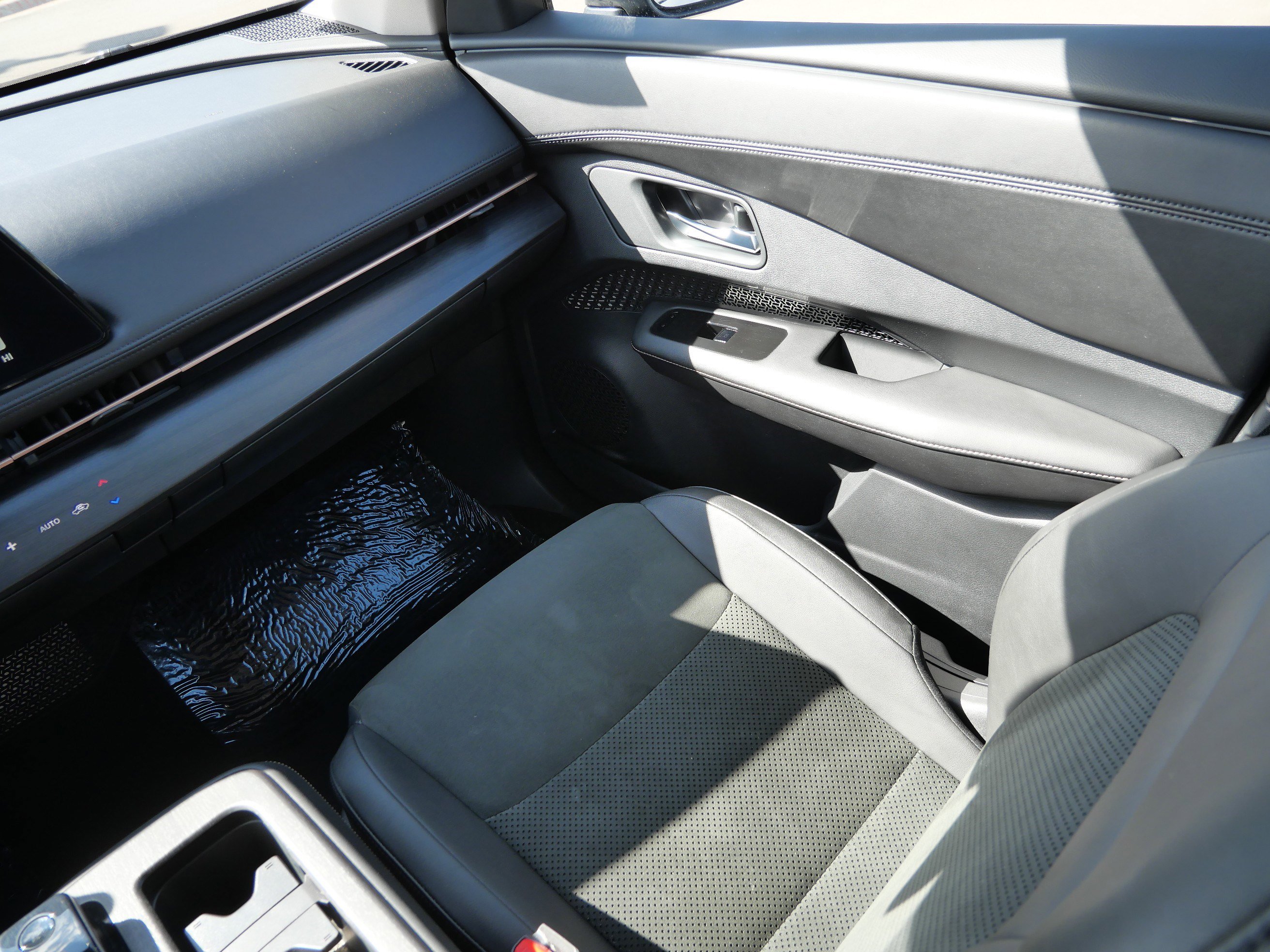 Used 2023 Nissan Ariya AWD image 11