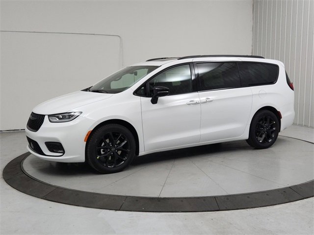 New 2026 Chrysler Pacifica Limited w/ S Appearance Package image 3