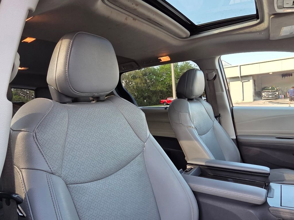 Used 2021 Toyota Sienna Limited image 15