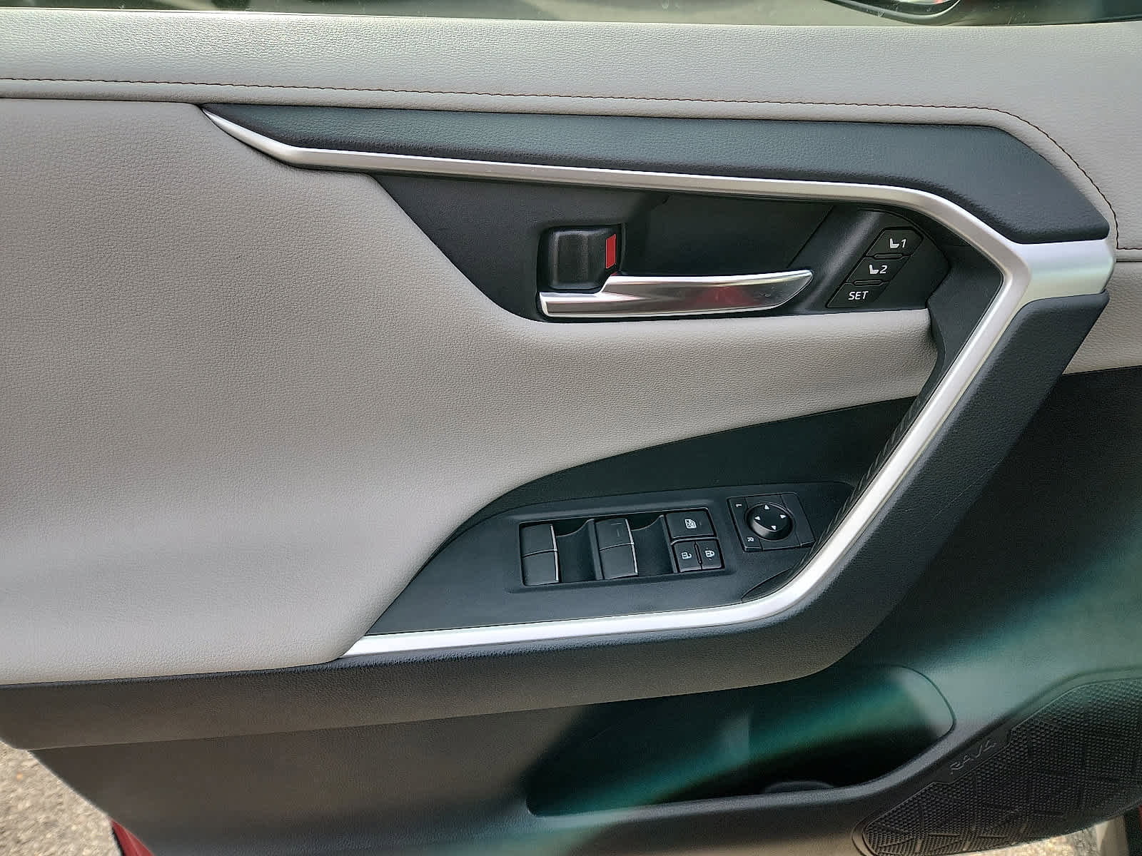 Used 2019 Toyota RAV4 Limited image 14