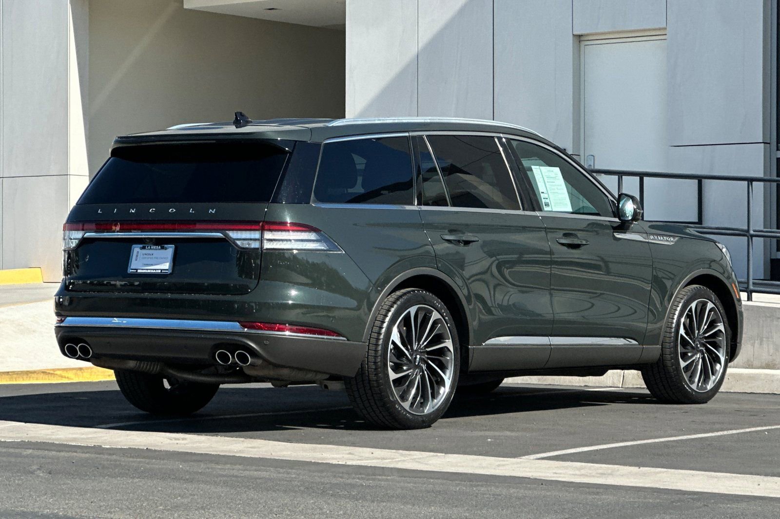 Certified 2023 Lincoln Aviator Reserve w/ Equipment Group 201A image 3