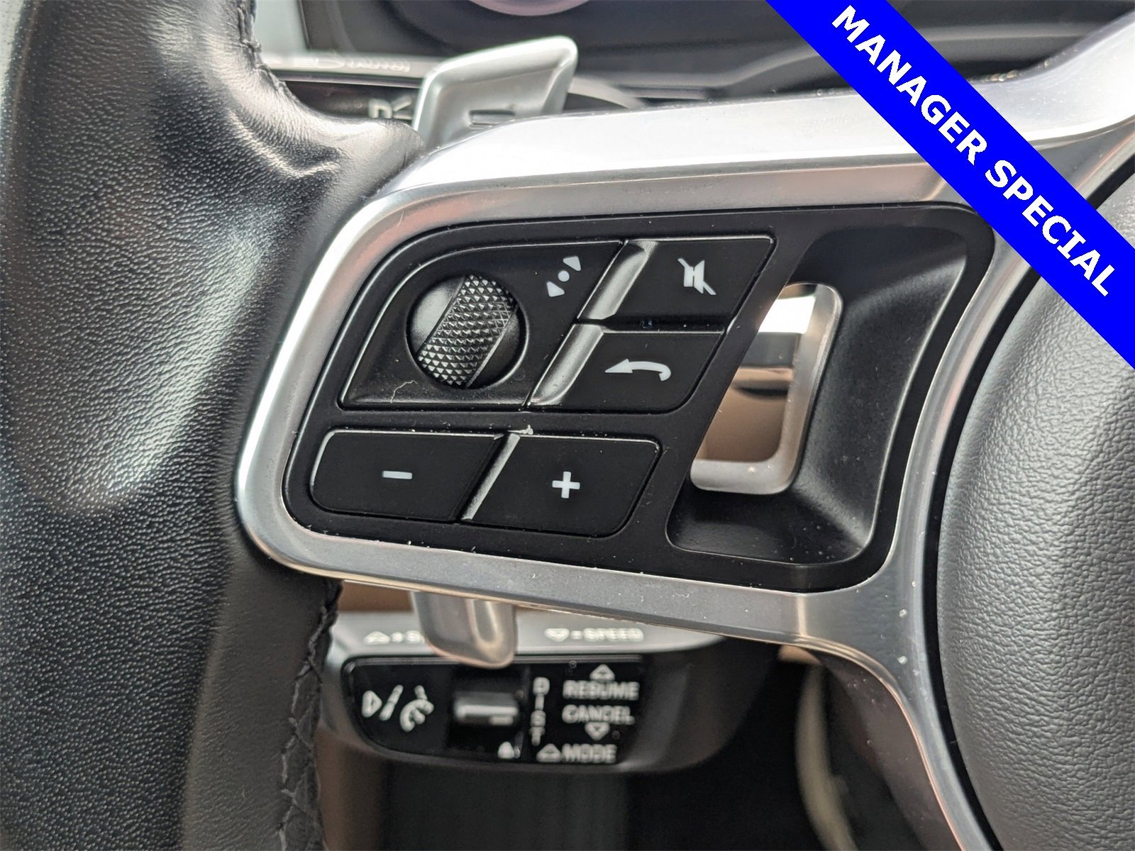 Used 2023 Porsche Cayenne Platinum Edition image 28