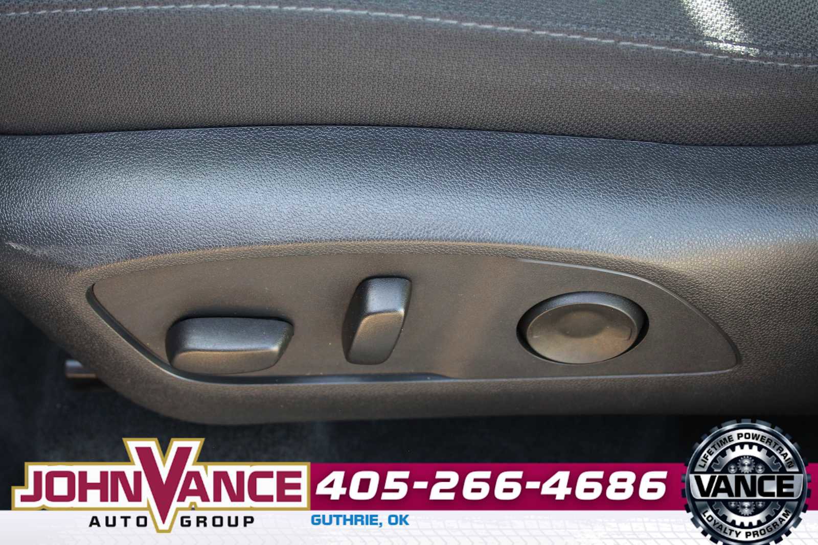 Used 2025 GMC Acadia Elevation image 24