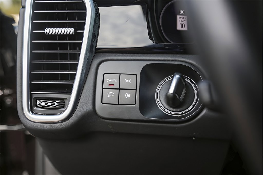 Used 2022 Porsche Cayenne Platinum Edition image 17