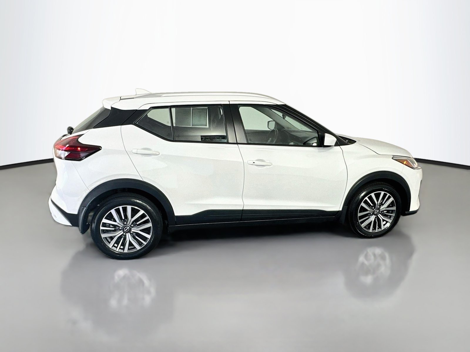 Used 2024 Nissan Kicks SV FWD image 8