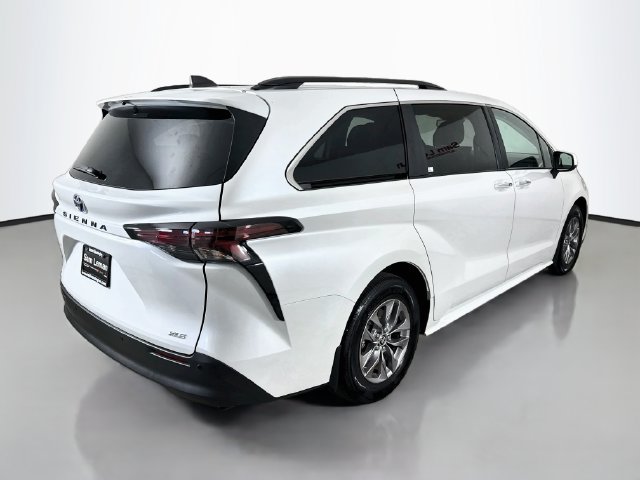 Used 2025 Toyota Sienna XLE FWD image 7