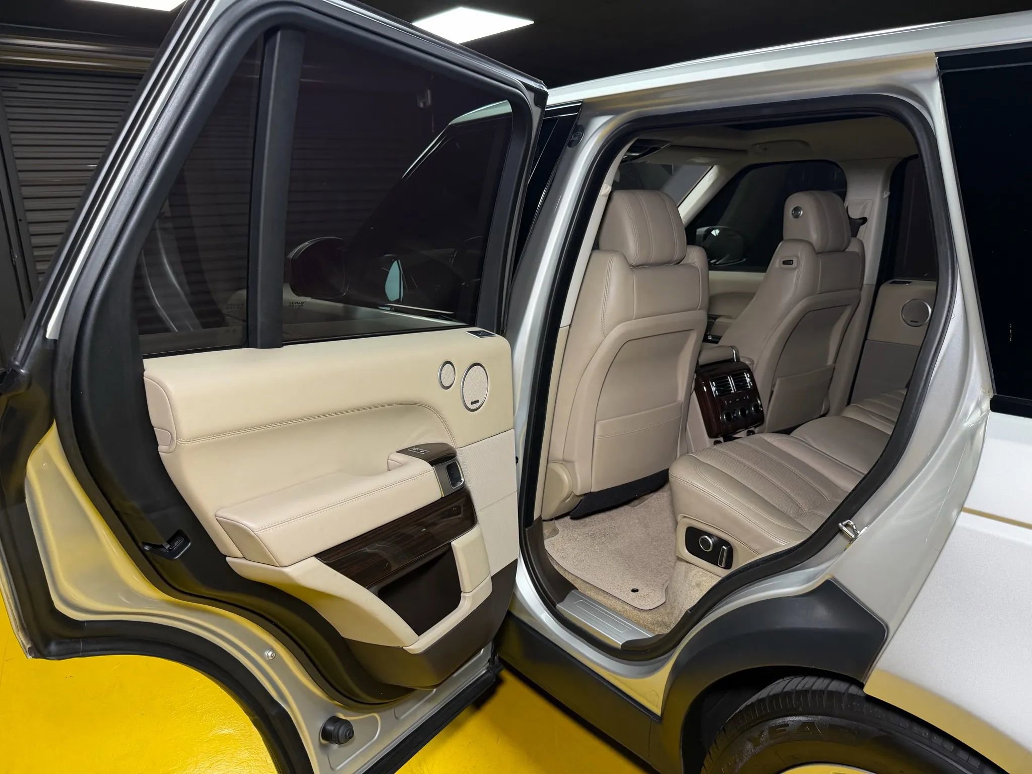 Used 2016 Land Rover Range Rover HSE image 21