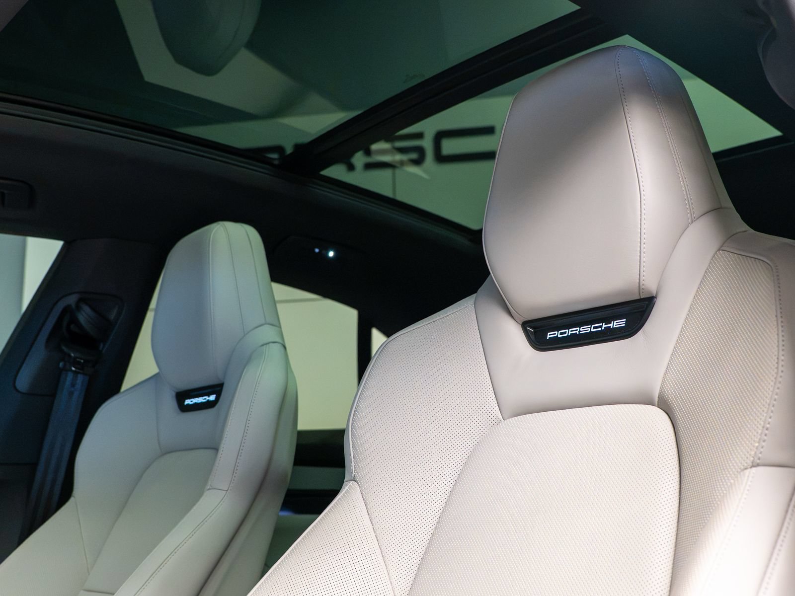 Certified 2024 Porsche Macan 4 Electric AWD/4WD image 2