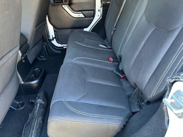 Used 2016 Jeep Wrangler Unlimited Rubicon w/ Connectivity Group AWD/4WD image 17