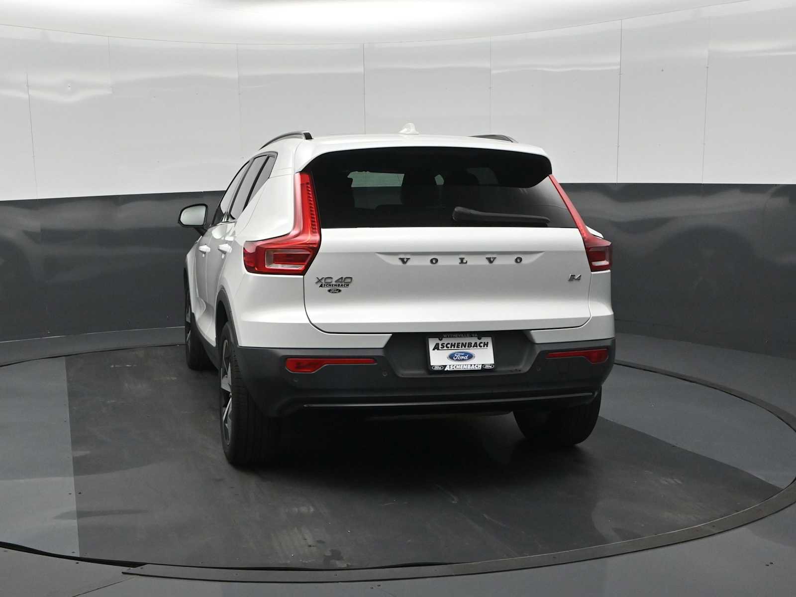 Used 2023 Volvo XC40 B4 Ultimate FWD image 7