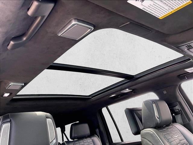 Used 2023 Cadillac Escalade ESV Sport Platinum w/ LPO, ONYX Package AWD/4WD image 17