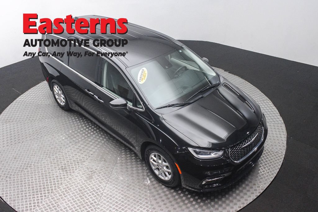 Used 2023 Chrysler Pacifica Touring-L FWD image 3
