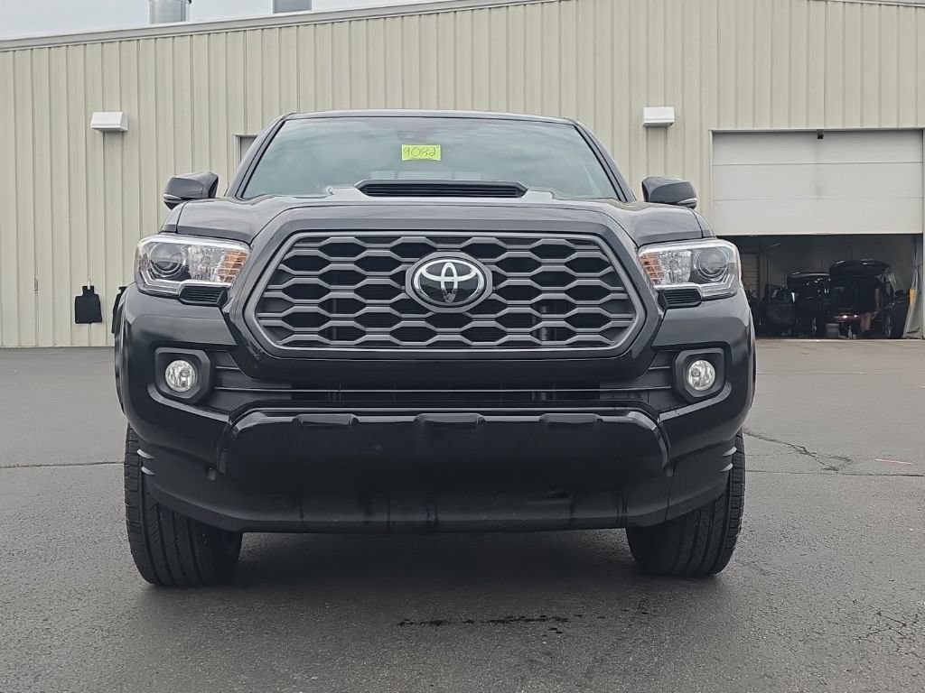 Used 2022 Toyota Tacoma TRD Sport AWD/4WD image 2