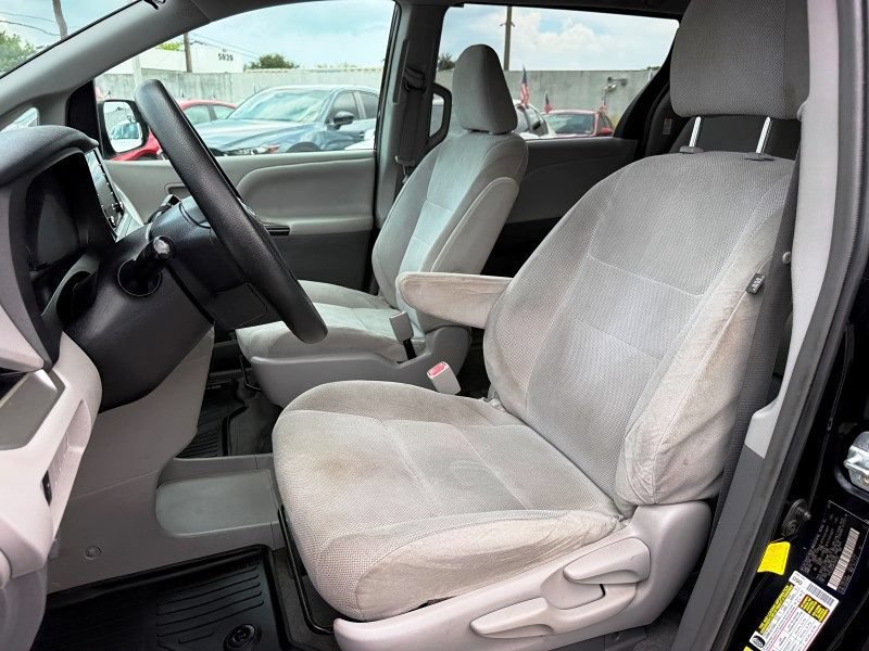 Used 2019 Toyota Sienna L FWD image 13