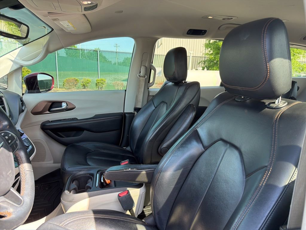 Used 2017 Chrysler Pacifica Touring-L image 12