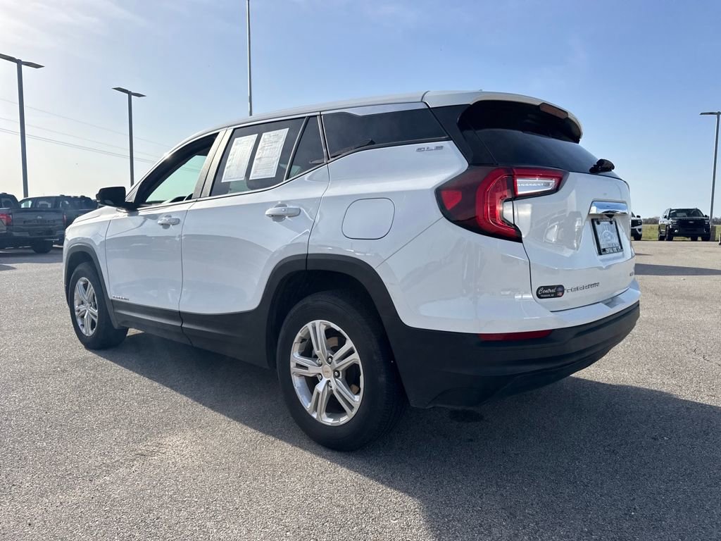 Used 2024 GMC Terrain SLE image 4