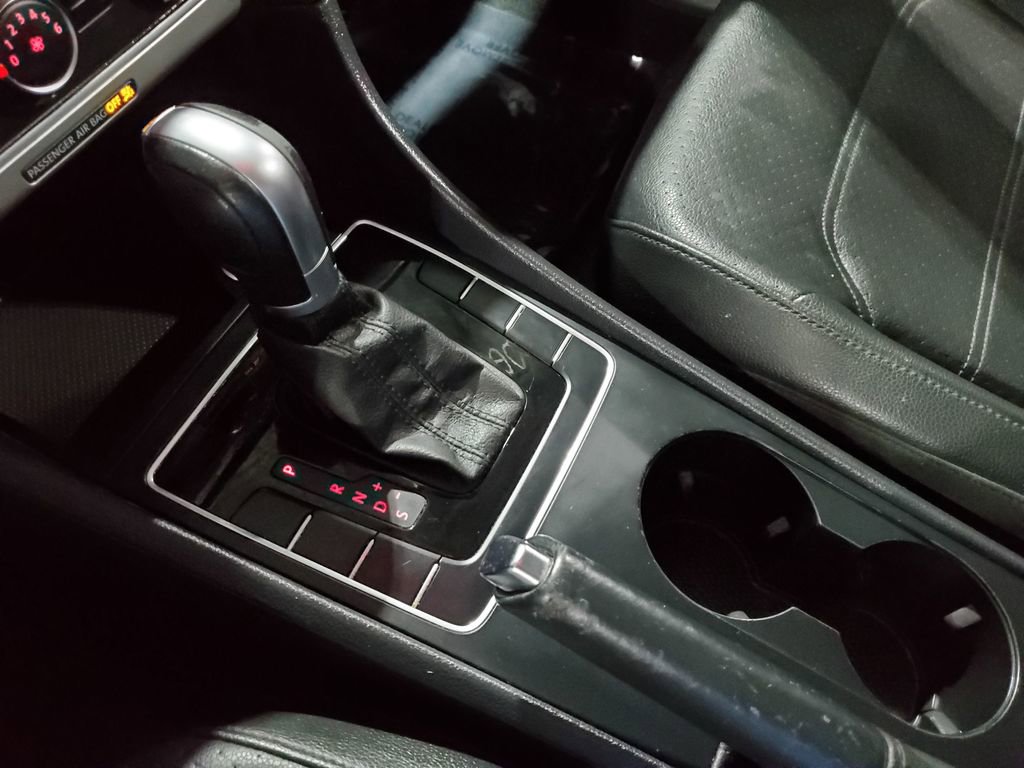 Used 2015 Volkswagen Passat 1.8T Wolfsburg Edition image 32