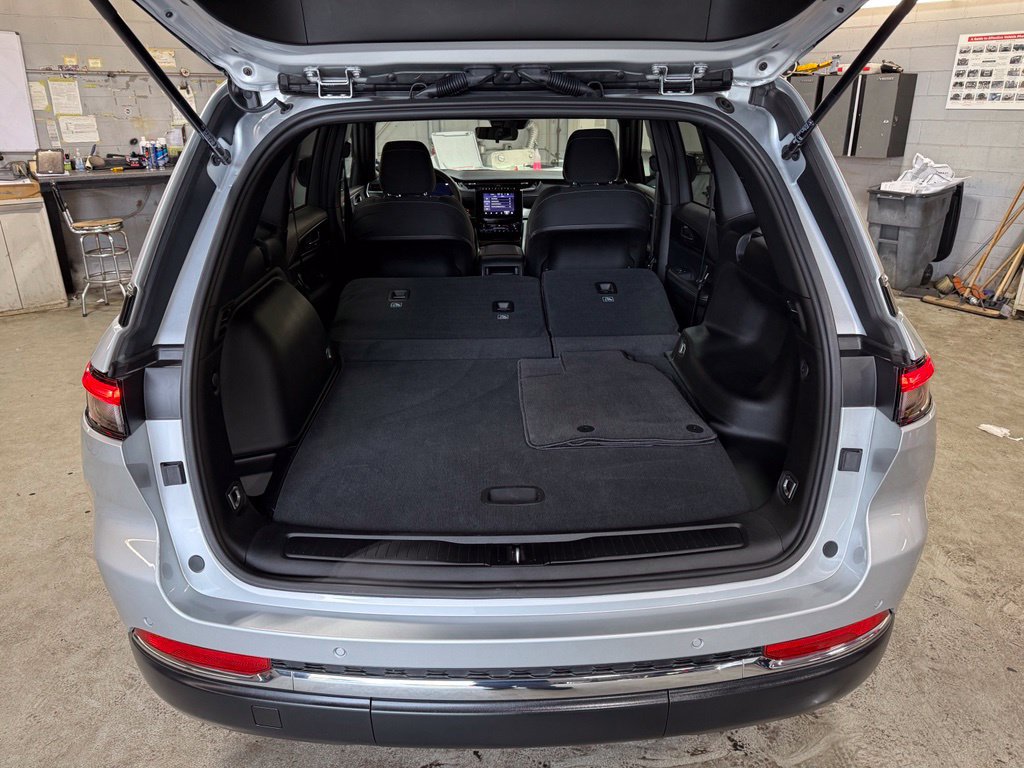 Used 2025 Jeep Grand Cherokee Laredo X AWD/4WD image 28