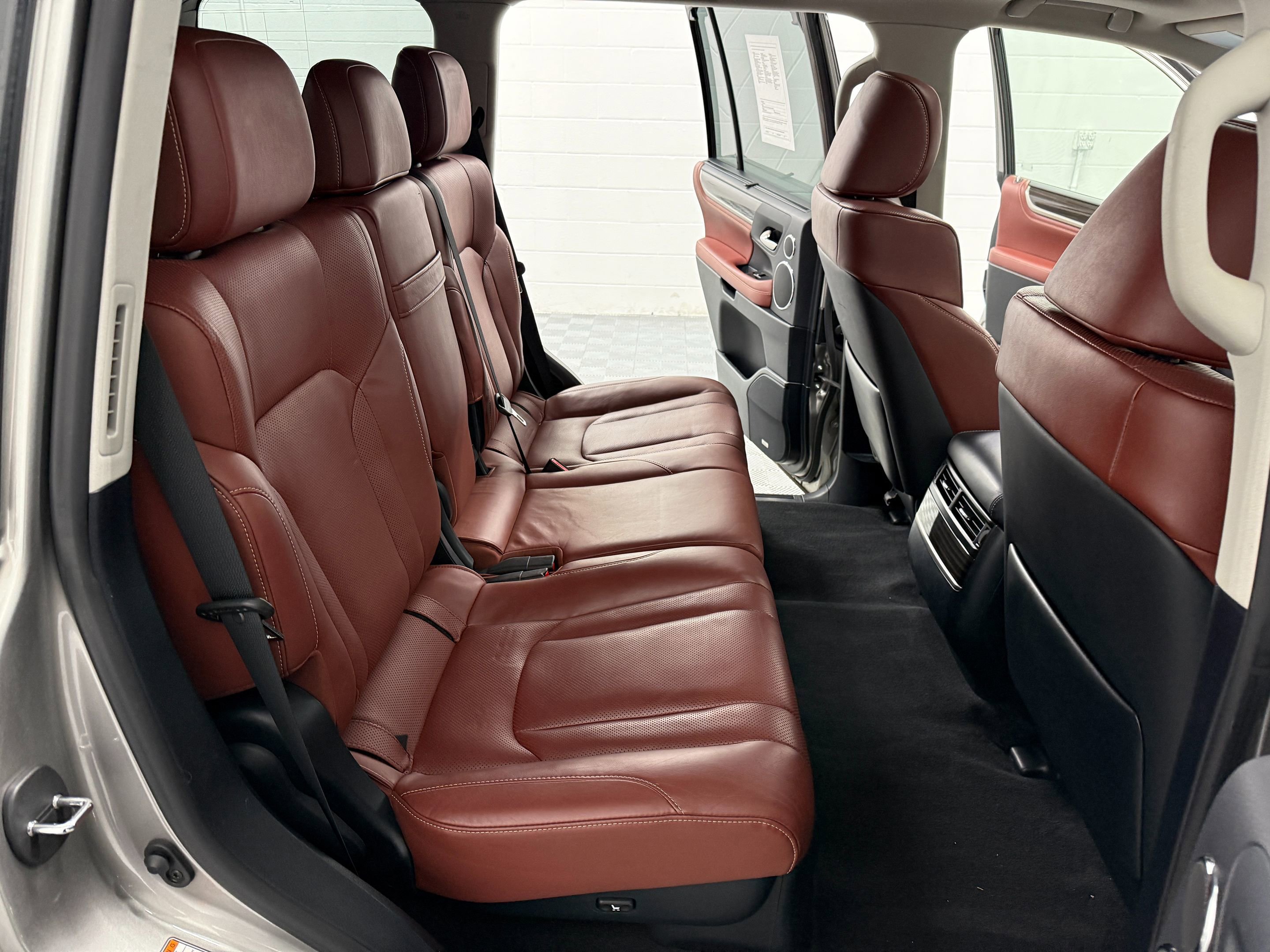 Used 2019 Lexus LX 570 4WD w/ Luxury Package image 18