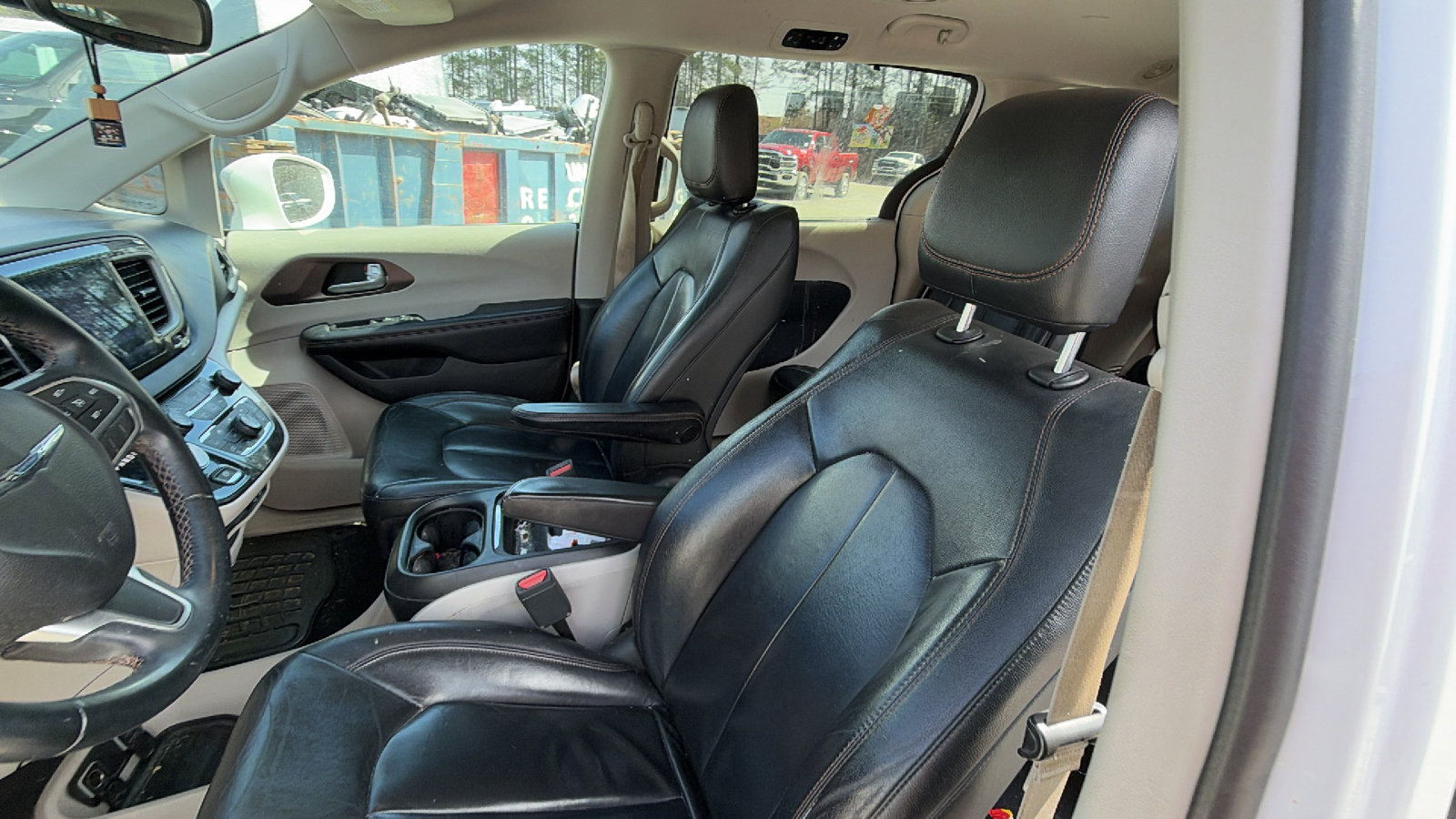 Used 2017 Chrysler Pacifica Touring-L image 17