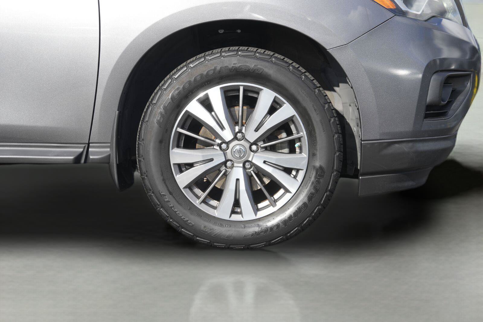 Used 2017 Nissan Pathfinder SL w/ SL Premium Package FWD image 4