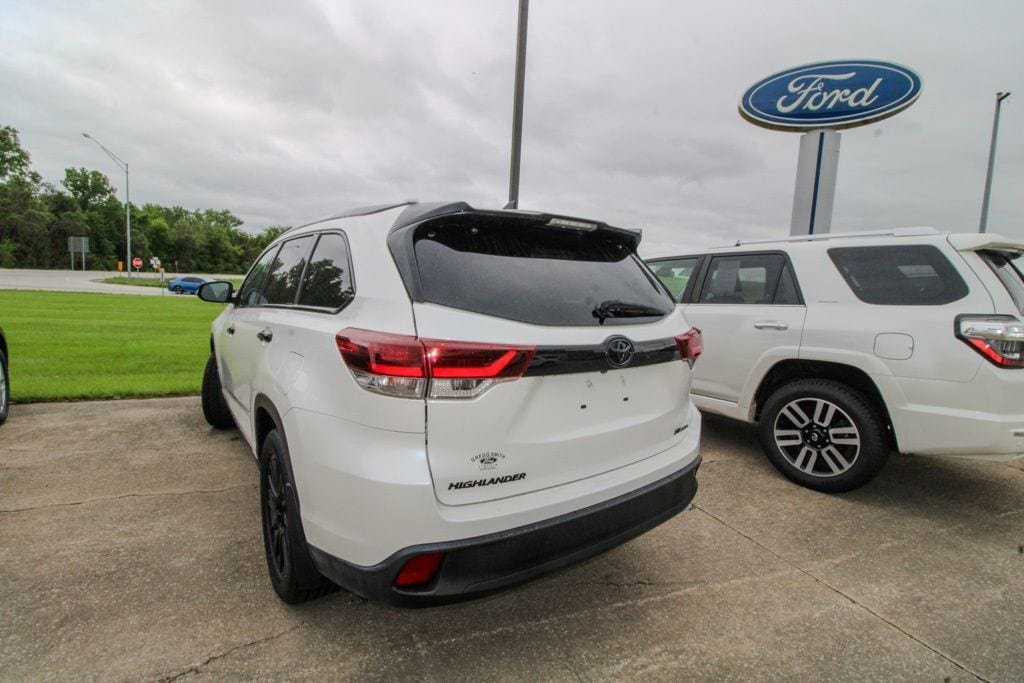 Used 2019 Toyota Highlander SE w/ Nightshade Edition AWD/4WD image 4