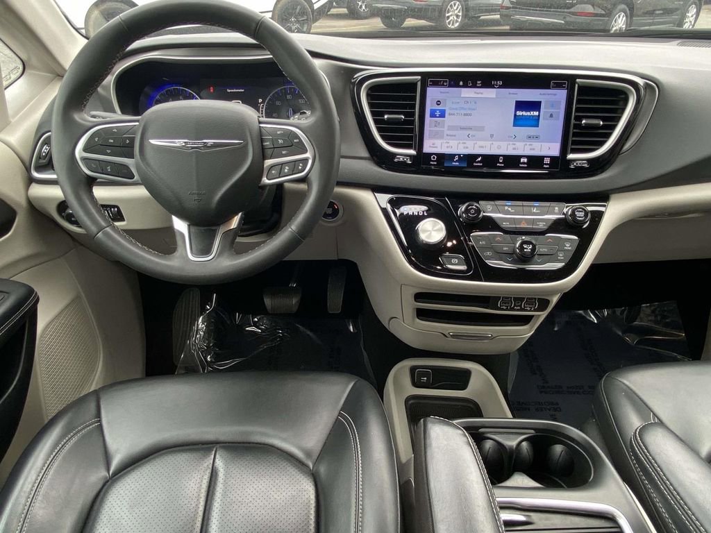 Used 2023 Chrysler Pacifica Touring-L image 9