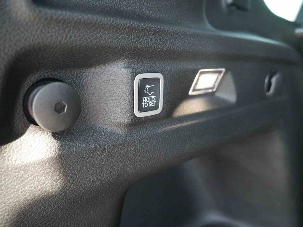 Certified 2025 Jeep Grand Cherokee L Altitude AWD/4WD image 10