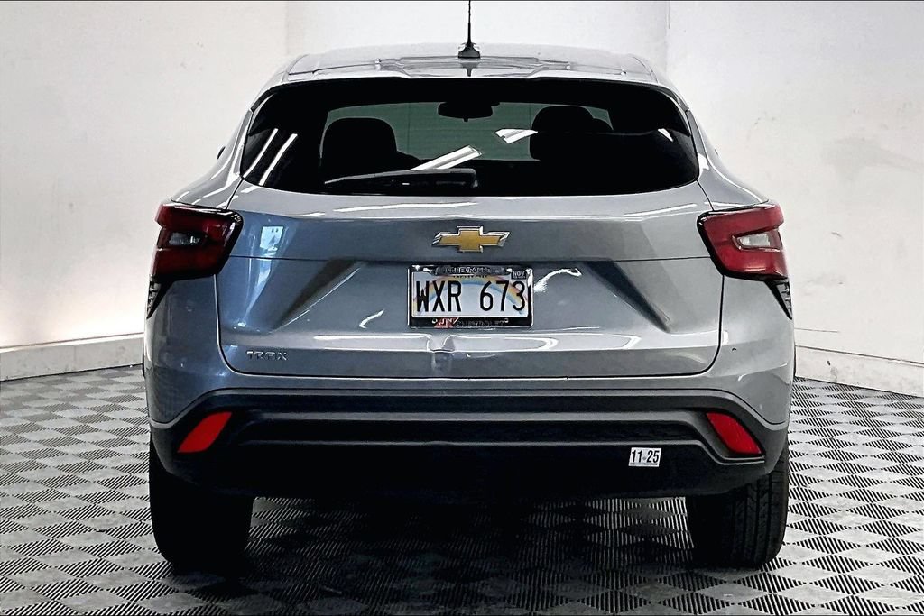 Used 2024 Chevrolet Trax LS w/ Driver Confidence Package FWD image 3
