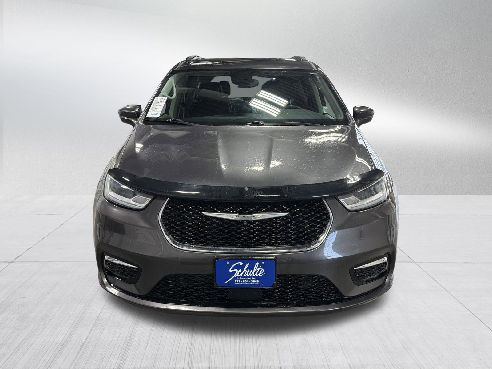 Used 2022 Chrysler Pacifica Touring-L w/ Uconnect Theater Family Group image 2