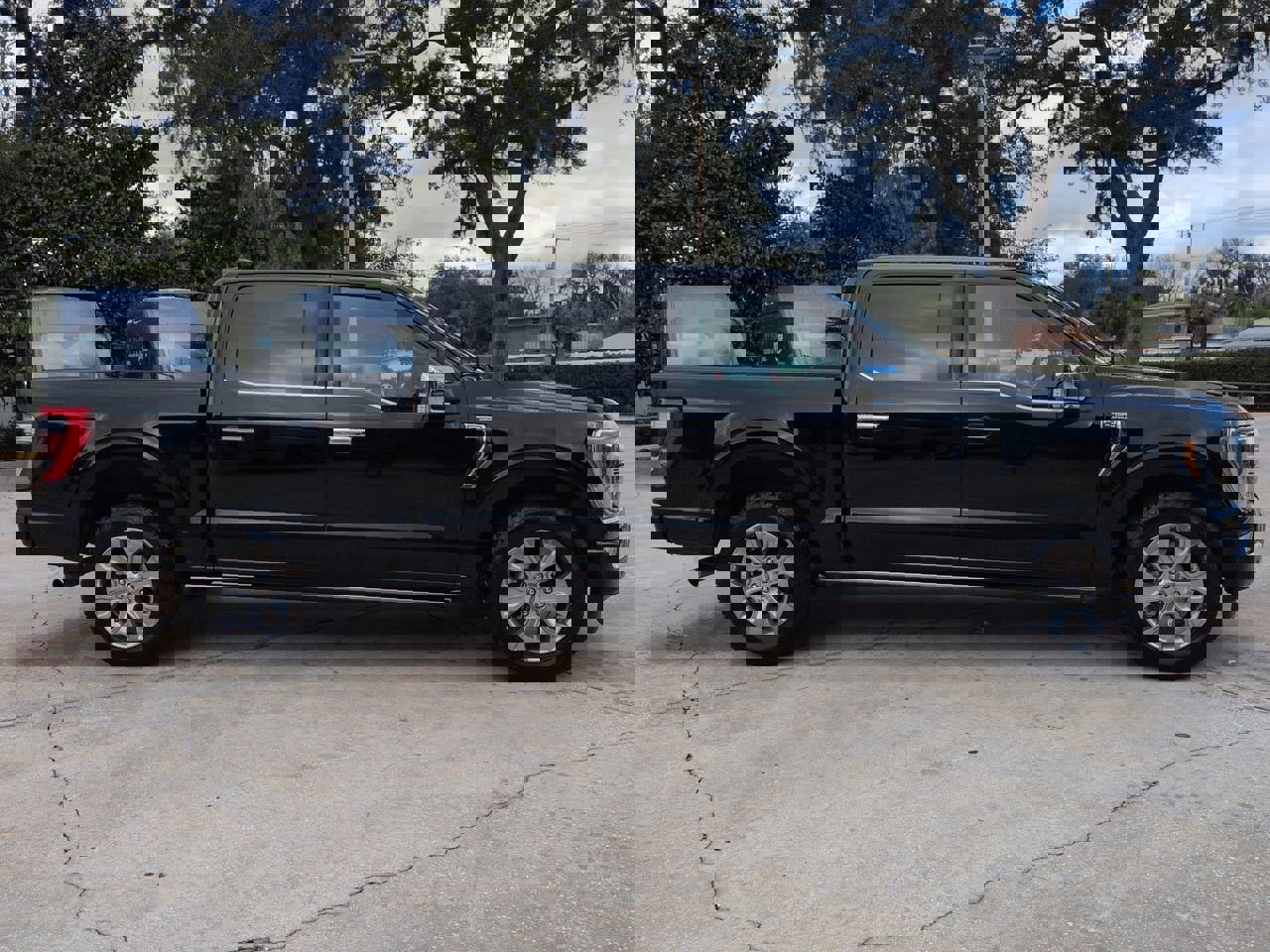 Used 2023 Ford F150 Platinum image 3