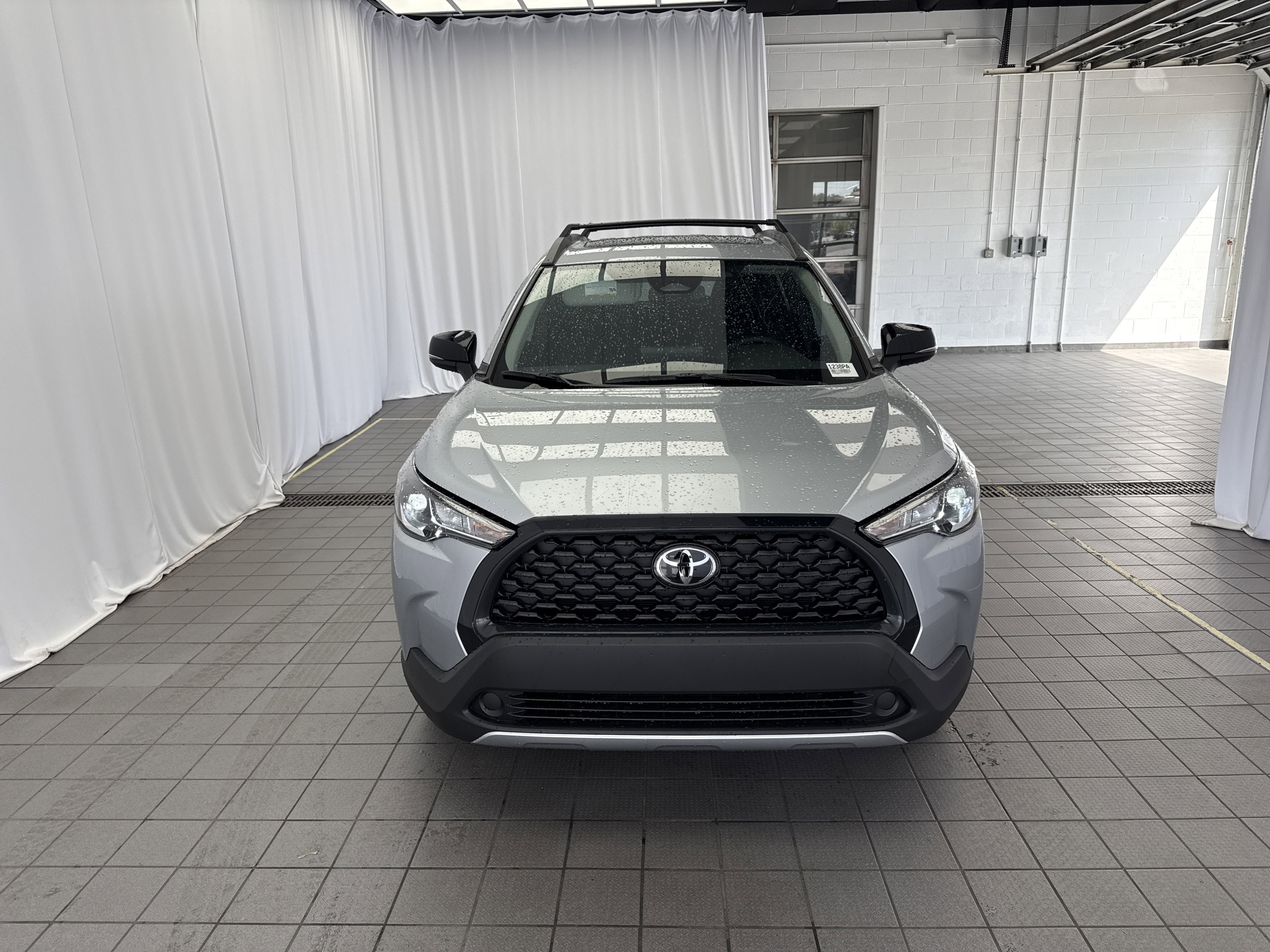 Used 2025 Toyota Corolla Cross LE video 2