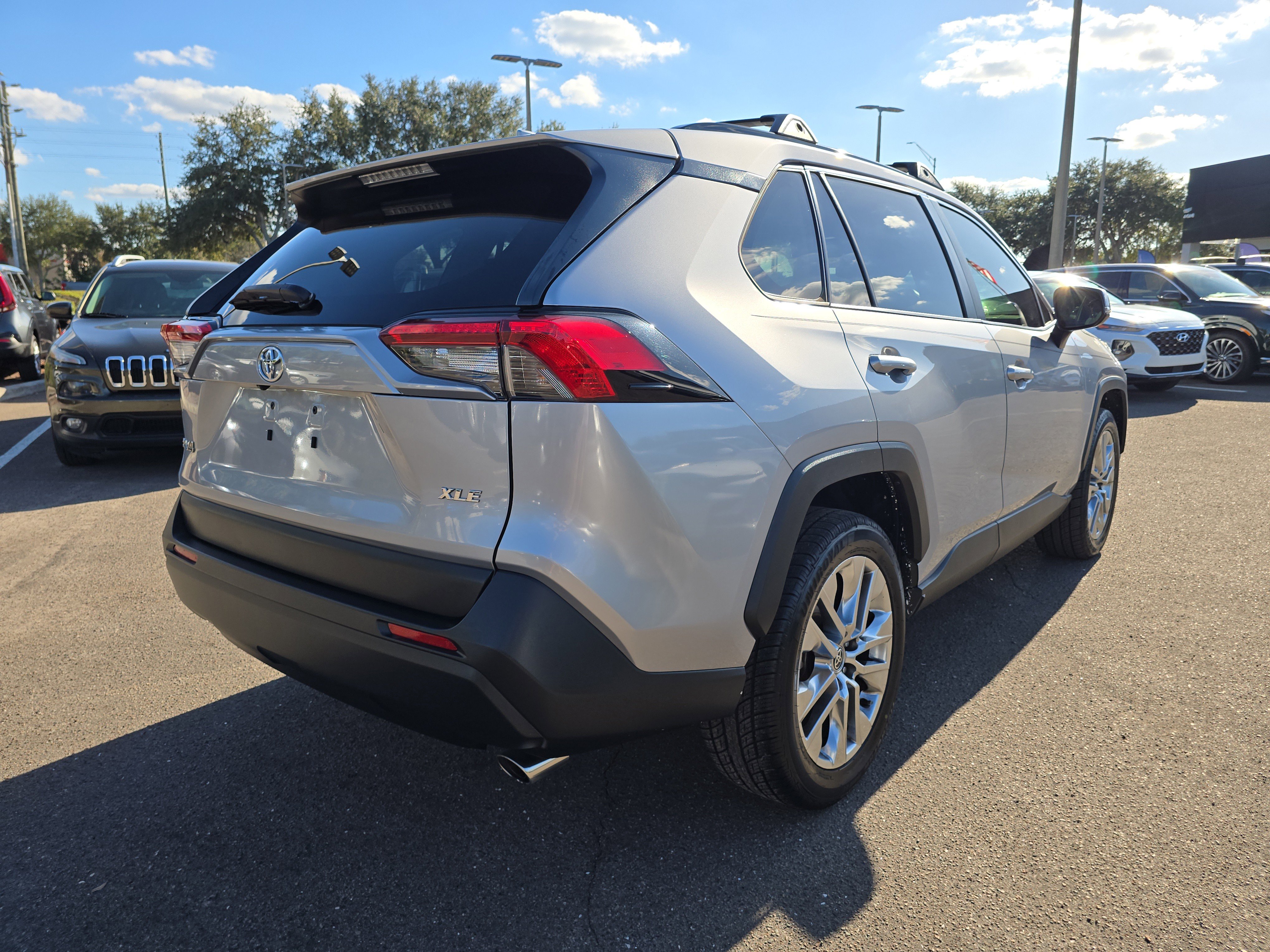 Used 2020 Toyota RAV4 XLE Premium image 8
