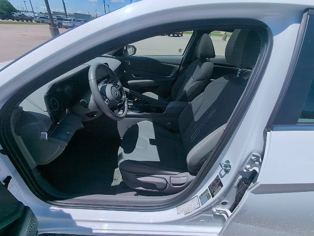 Used 2025 Hyundai Elantra SEL FWD image 9