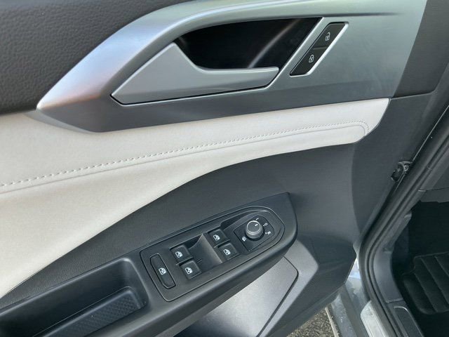 Used 2025 Volkswagen Taos SE image 17