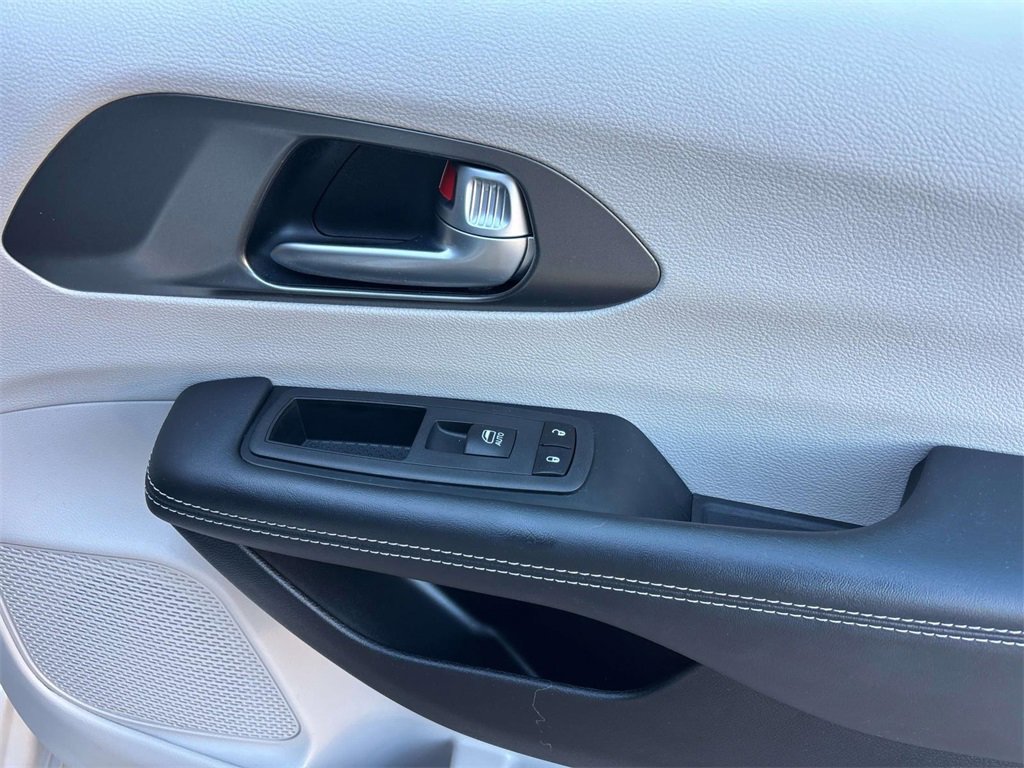 Used 2024 Chrysler Pacifica Touring-L image 20