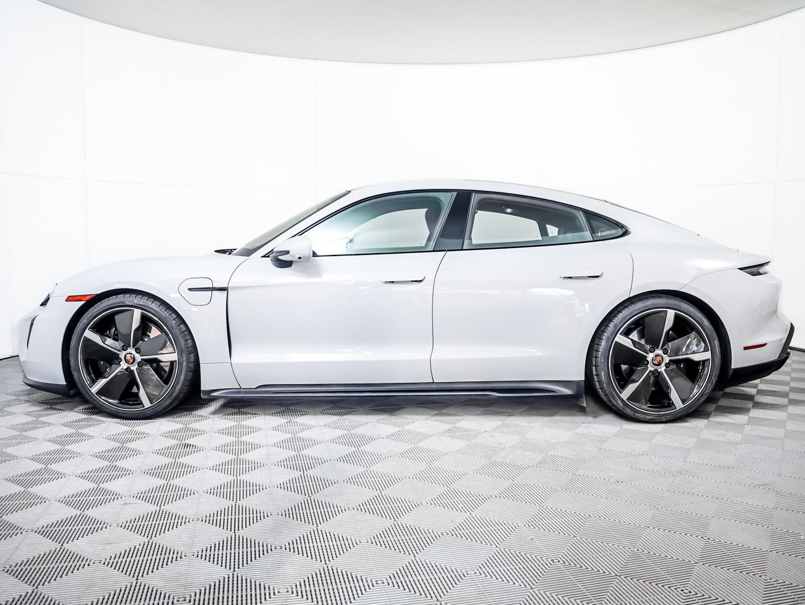 Certified 2022 Porsche Taycan GTS image 2