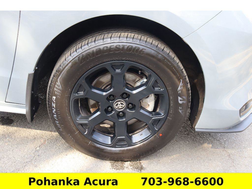 Used 2025 Toyota Sienna XLE Woodland Edition image 34