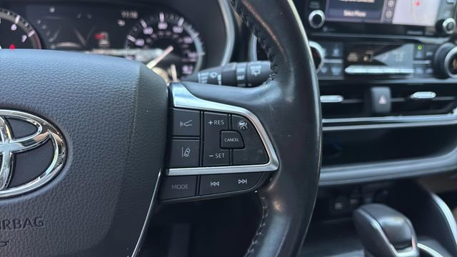 Used 2020 Toyota Highlander XLE AWD/4WD image 24