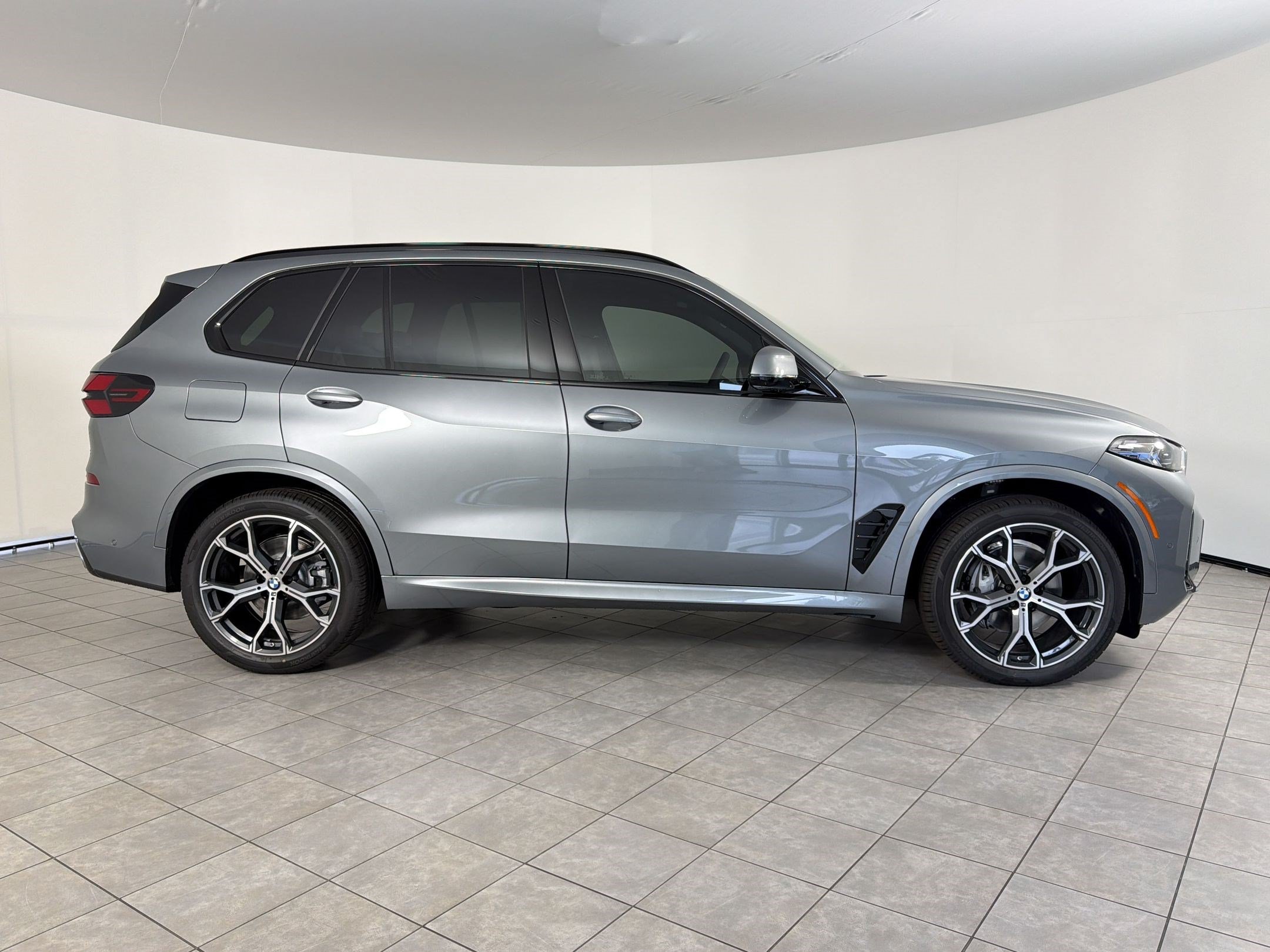 New 2026 BMW X5 xDrive40i w/ M Sport Package AWD/4WD image 8