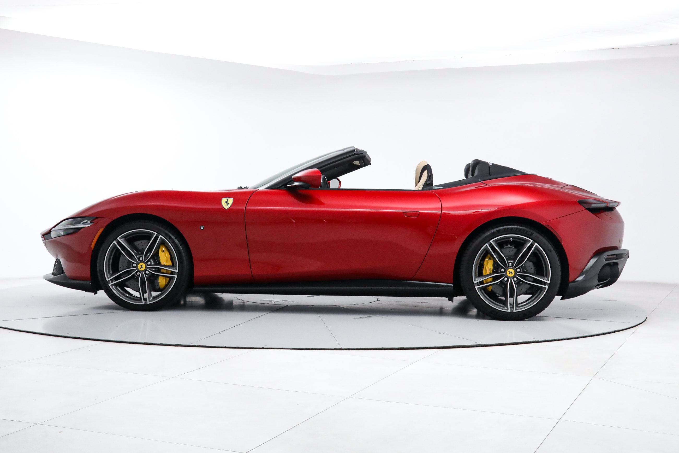 Certified 2025 Ferrari Roma Spider RWD image 3