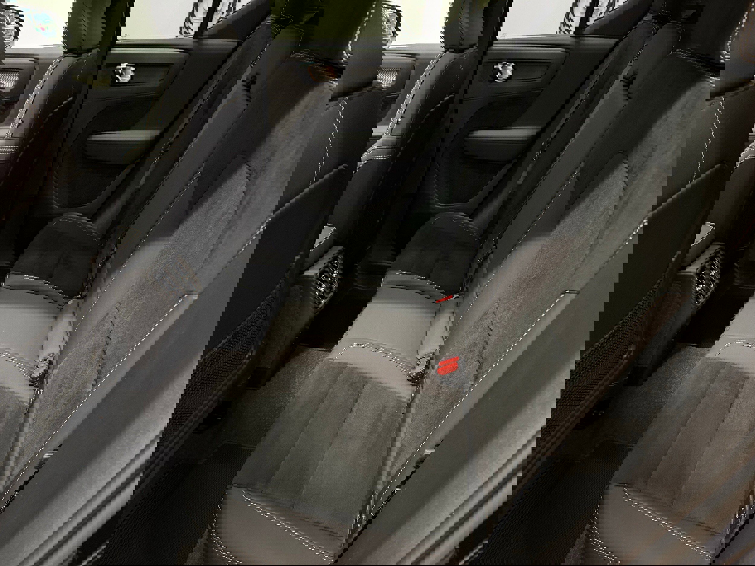 Certified 2025 Volvo XC40 B5 Plus image 26