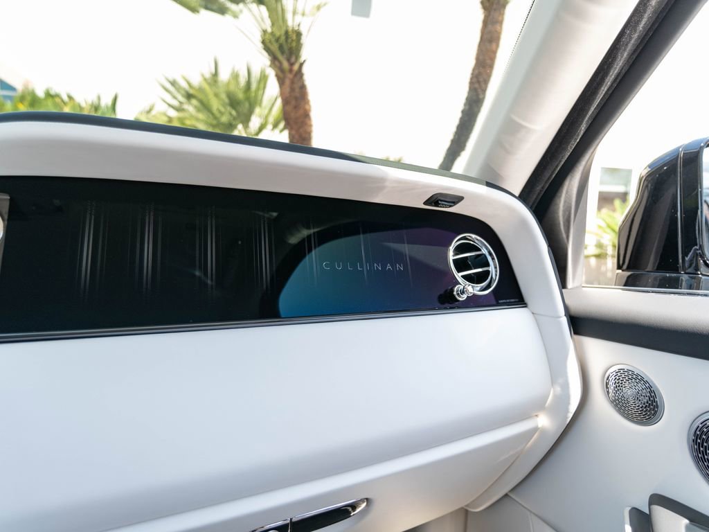 Used 2025 Rolls-Royce Cullinan AWD/4WD image 27