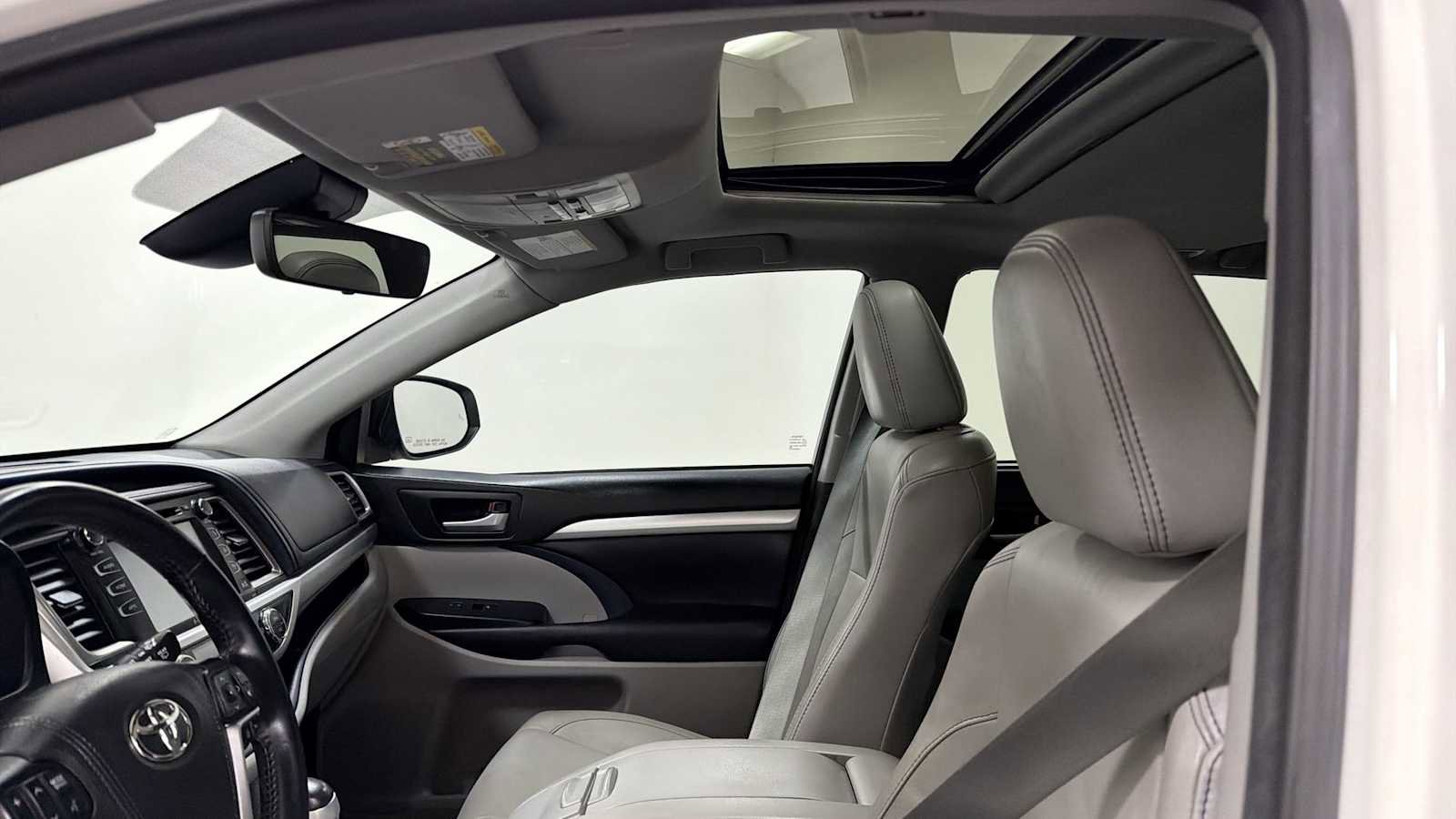 Used 2017 Toyota Highlander XLE image 24